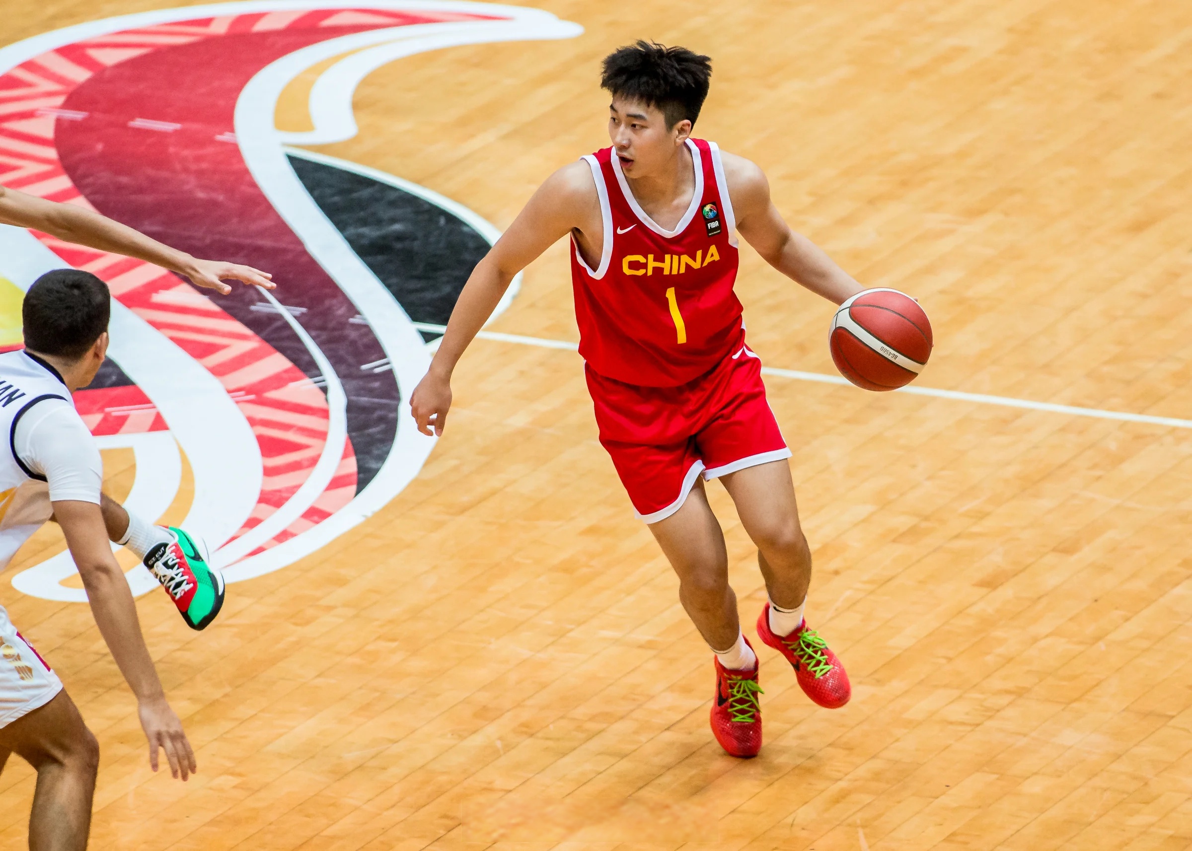 包含英格兰队力克中国队，奥恰洛夫高光表现的词条