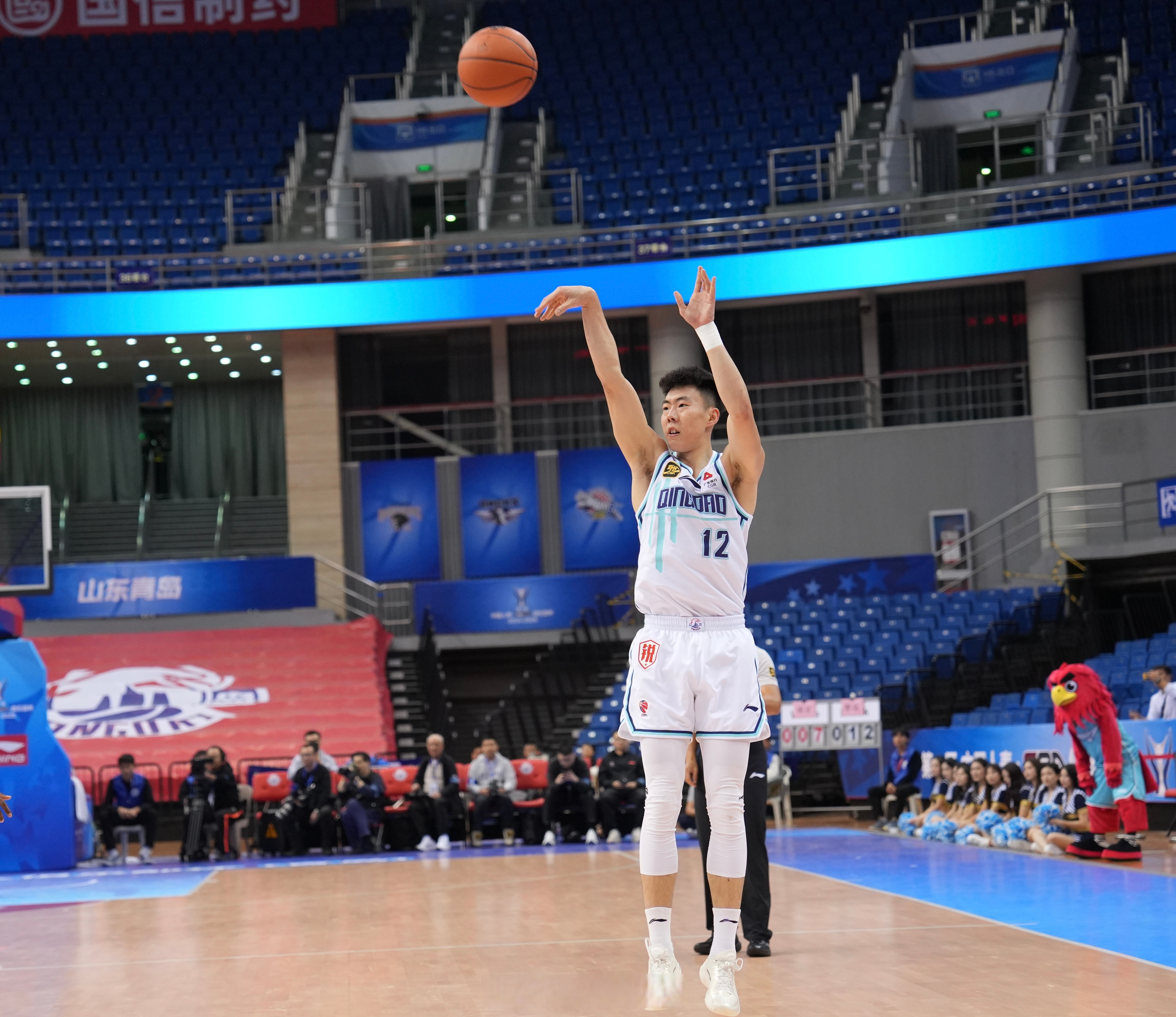 鹈鹕险胜青岛队,王哲林关键制胜 鹈鹕险胜青岛队,王哲林关键制胜