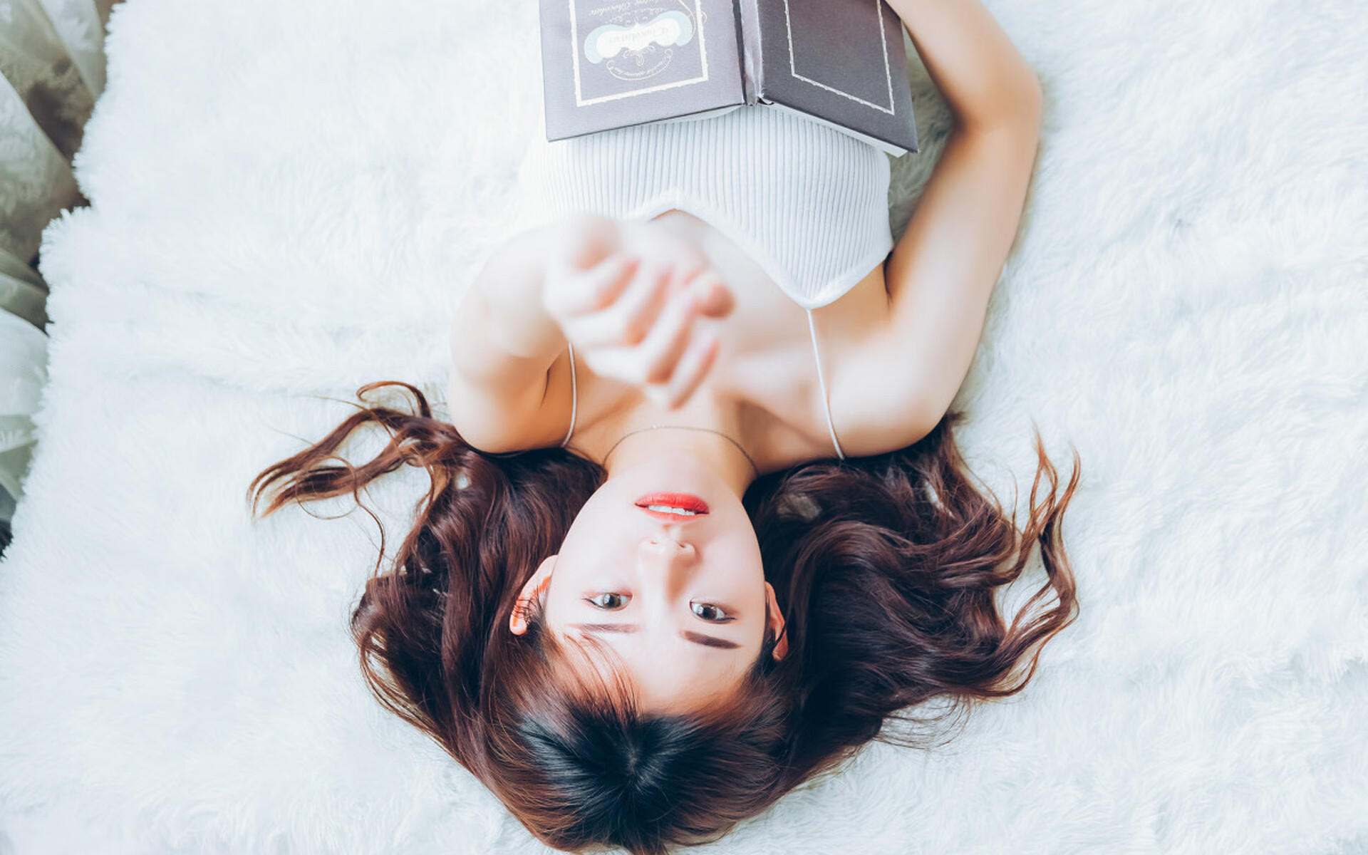 跨洋巅峰对决，欧文爆发38分，尼克斯压哨惊魂击败山西队