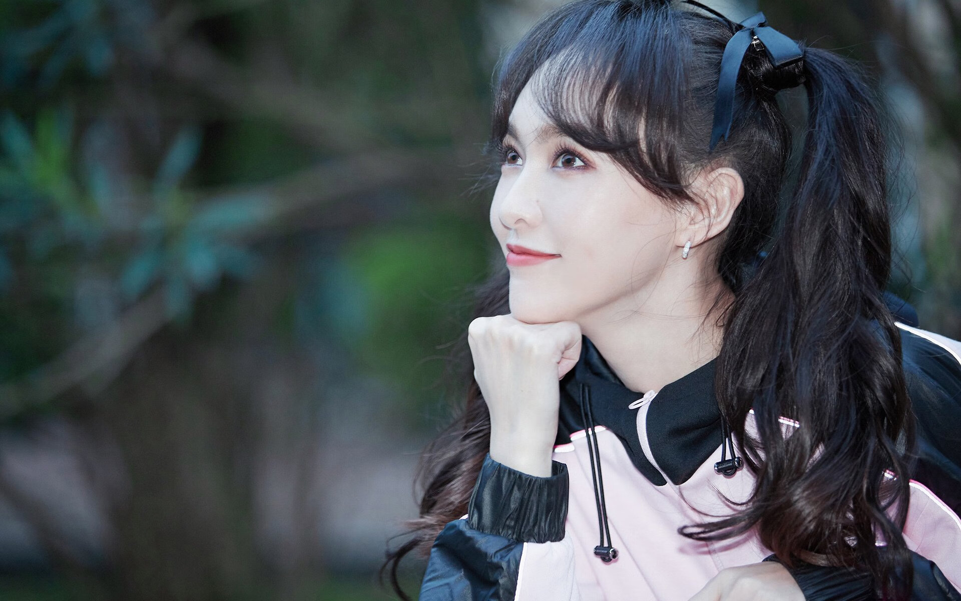 马背上的风，刺透了自由城的风