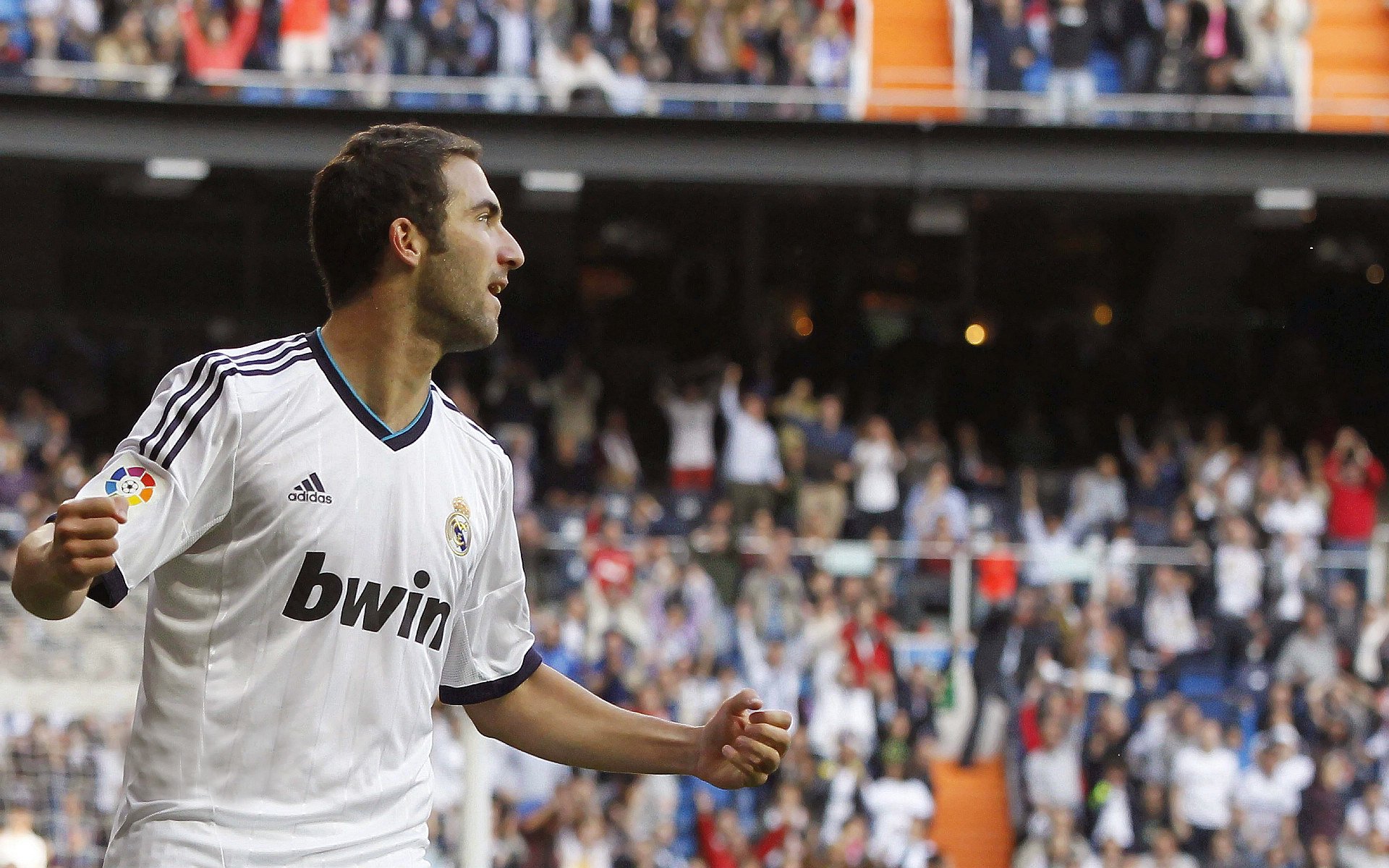 沙丘角斗场，阿尔及利亚决胜时刻力压几内亚，萨拉赫如棋手般掌控比赛走势